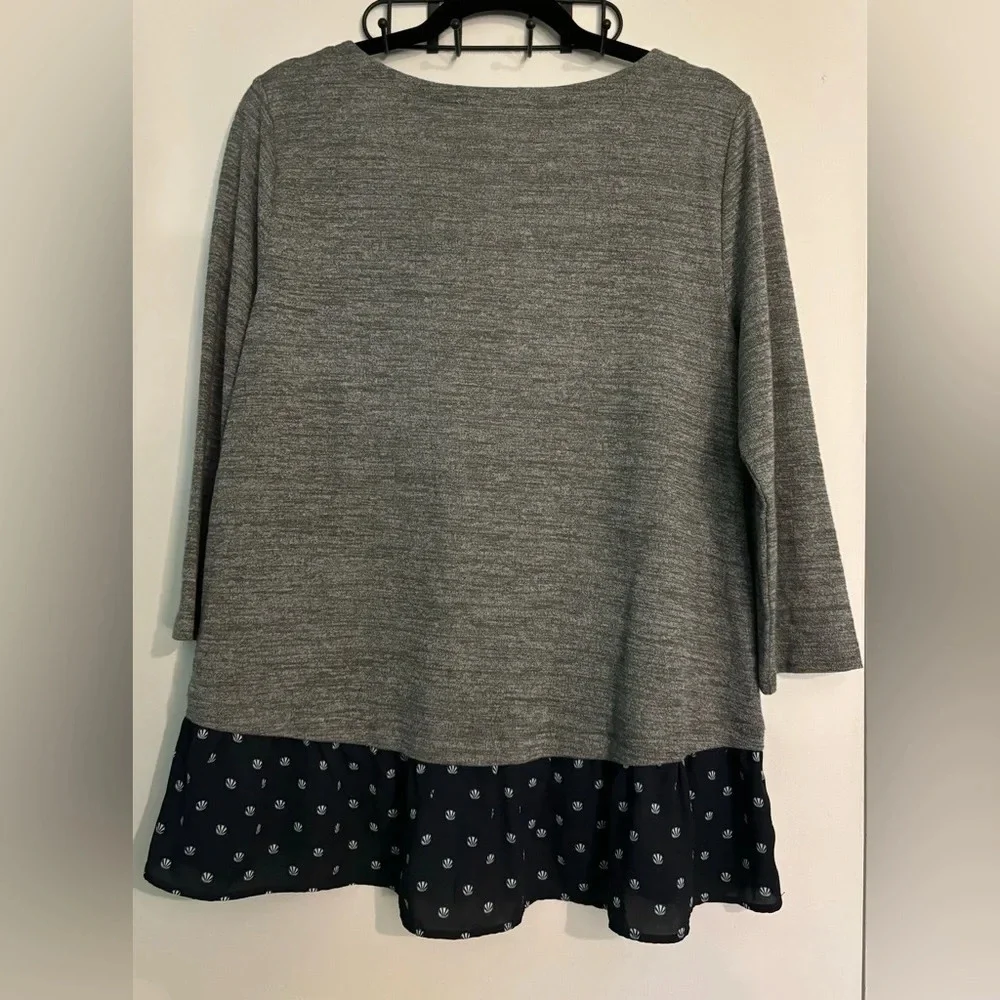 Loft Womens 3/4 Sleeve ‎ Gray Knit Top Woven Seashells Navy Ruffle Accent Medium